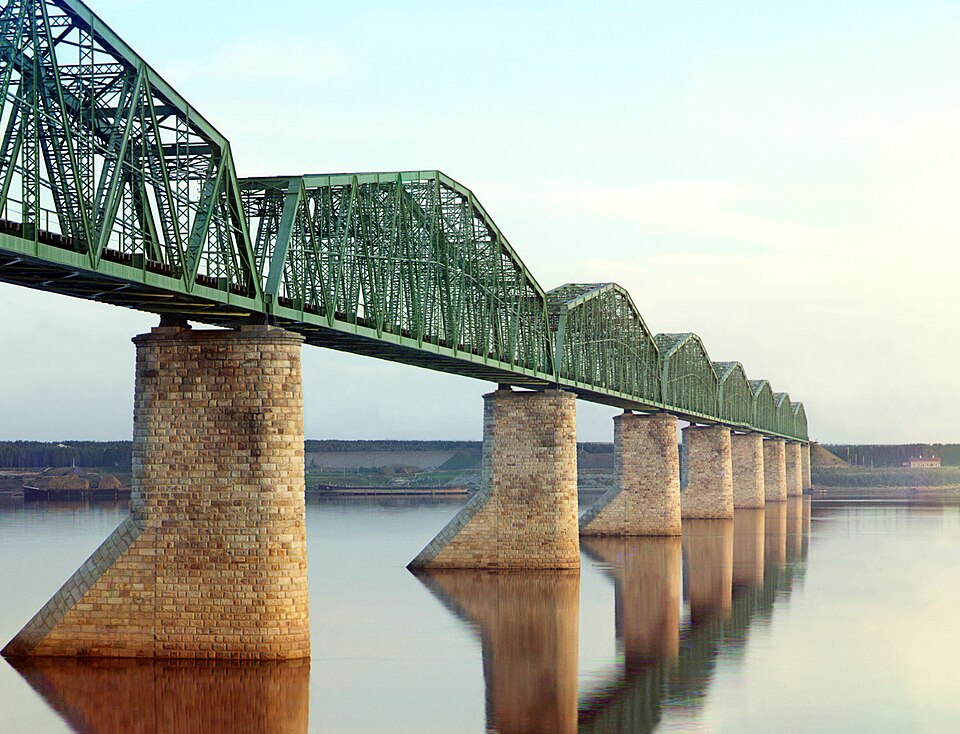 Металлический ферменный мост через Каму